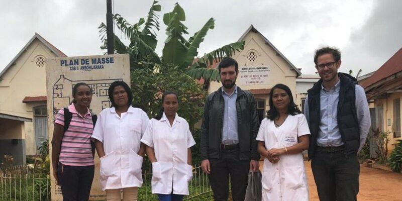 Samuel Knauß (middle) and Julius Emmrich (right) with doctors in Madagascar. © Doctors for Madagascar© Ärzte für Madagaskar e.V.>